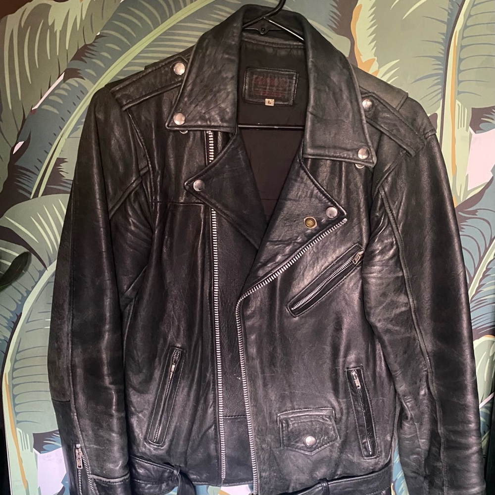 Pelechecoco lived in leather jacket women’s sz L